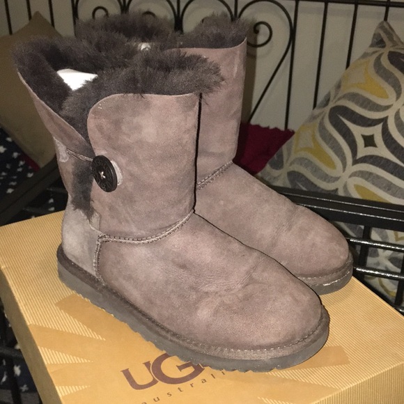 Chocolate brown bailey button Uggs - Picture 1 of 3